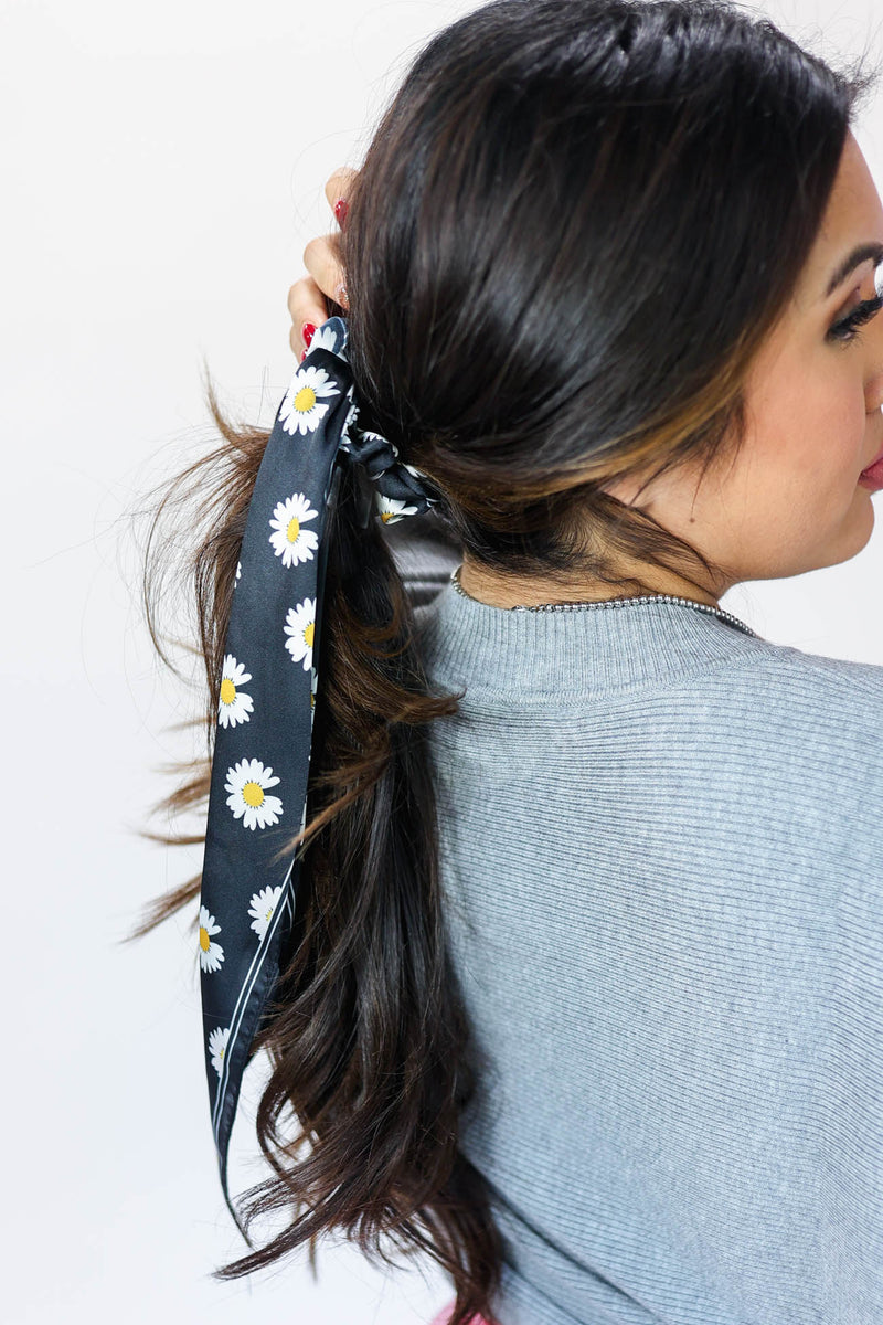 Smell The Daisies Scrunchie Scarf In Black